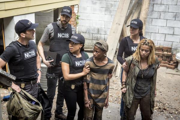 Bild 1 von 10: Haben die Straßenkids Lila Man (Mikelle Wright-Matos, 3.v.r.) und Tita (Jowin Marie Batoon, r.) einen Menschen auf dem Gewissen? Die Special Agents Christopher LaSalle (Lucas Black, l.), Sebastian Lund (Rob Kerkovic, 2.v.l.), Sonja Percy (Shalita Grant, 3.v.l.) und Tammy Gregorio (Vanessa Ferlito, r.) ermitteln...