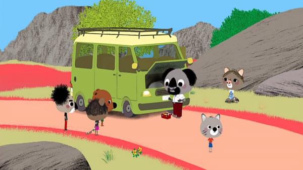 Bild 1 von 3: Mouk und Chavapa fahren mit Bob, dem Vater ihres Freundes Sidney, im Bus durch das australische Hinterland, als der Bus eine Panne hat.