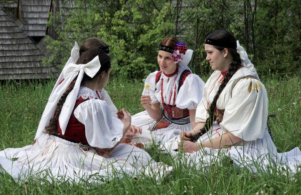 Bild 1 von 5: Die Mädchen aus dem Dorf unterhalten sich über ein großes Geheimnis.