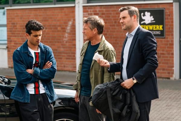 Bild 1 von 5: Jonas Fischer (Lukas Piloty, r.) und Matti Wagner (Pierre Besson, M.) finden in der  Sporttasche von Valon Zani (Ilyes Raoul, l.) Dopingmittel.