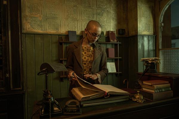 Bild 1 von 5: Dorothy Dangerfield (Bridget Marumo) war die Besitzerin des Buchladens während des Zweiten Weltkriegs. Der Keller des Ladens hütet ein Geheimnis.