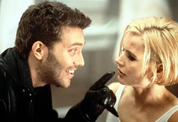 Bild 1 von 8: Hartnäckig und einfallsreich versucht Timothy (Craig Bierko, l.), Samantha (Geena Davis, r.) aus dem Weg zu räumen ...