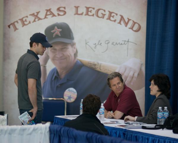 Bild 1 von 18: Als Carlton (Justin Timberlake, l.) endlich auf seinen Vater (Jeff Bridges, M.) trifft, gibt der berühmte Ex-Footballprofi gerade eine Autogrammstunde. Trotzdem kann er ihn überreden, mit zur schwerkranken Mutter zu reisen ...