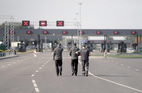 Bild 1 von 3: An ihren östlichen Außengrenzen steht die EU vor gewaltigen Herausforderungen. Die Sanktionen bestimmen den Alltag der Zollbeamten.