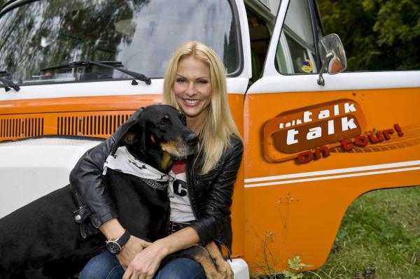 Bild 1 von 12: In einem VW-Bully ist Sonya Kraus in ganz Deutschland unterwegs auf der Suche nach skurrilen Menschen mit besonderen Hobbys und Marotten.