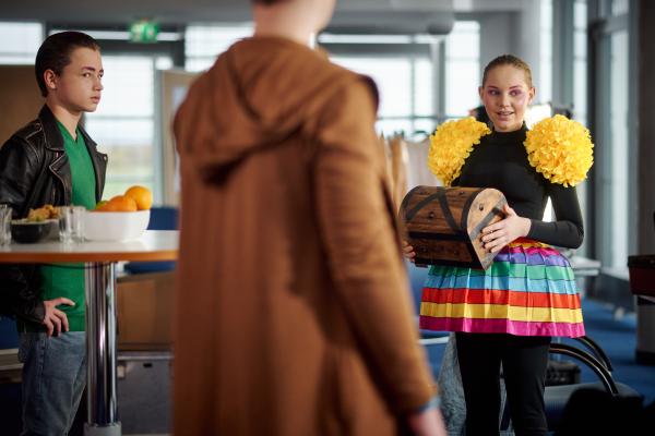 Bild 1 von 4: Julia (Lentje de Groote, r.)  will mit einer mutigen Aktion die Theateraufführung retten. Colin (Johannes Degen, l.) verfolgt das Geschehen.© mdr/Saxonia Media/Felix Abraham - Honorarfreie Verwendung gemäß AGB im redaktionellen Zusammenhang mit genannter Sendung bei Nennung \