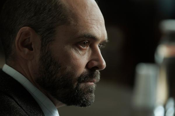 Bild 1 von 10: Niels Jensen (David Dencik) wird vor Gericht befragt.