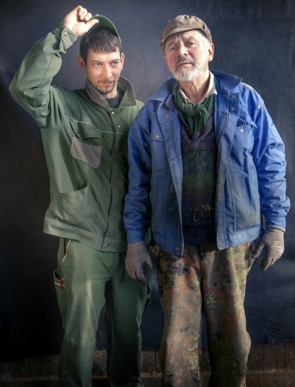 Bild 1 von 2: »SauAcker«: der Dokumentarfilm gibt ungeahnte Einblicke in eine Lebens und Arbeitswelt, die still und leise vom Aussterben bedroht ist. Filmplakatmotiv Konrad und Philipp Kienle.