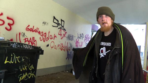 Bild 1 von 7: Jan lebt auf der Straße und ist den dort lauernden Gefahren täglich ausgeliefert. Er ist drogenabhängig und spritzt sich Heroin und Kokain