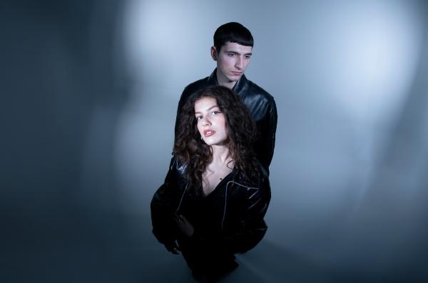 Bild 1 von 1: Das Geschwister-Duo Abor & Tynna aus Österreich feiert mit seinem Debütalbum \