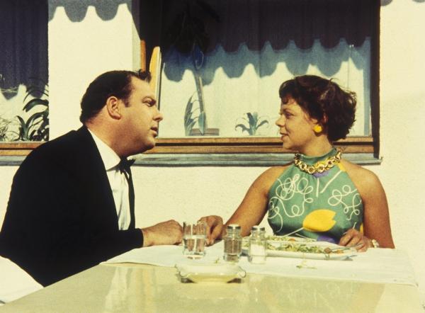 Bild 1 von 3: Vier junge Hamburger Musiker fahren in ein oberbayerisches Hotel. Auch drei junge Mädels sind auf dem Weg dorthin. Kein Wunder, dass in das vor der Pleite stehende Hotel wieder neues Leben einzieht.