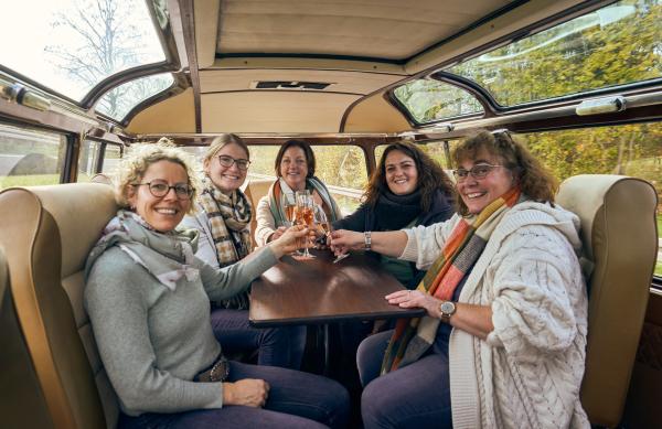Bild 1 von 4: Vlnr: Maria Neher, Stefanie Renz, Barbara Grimm, Kerstin Riek und Sandra Kochan stoßen im Bus an.