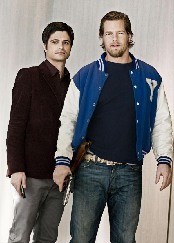 Bild 1 von 19: (1. Staffel) - Sollen gemeinsam auf Verbrecherjagd gehen, obwohl sie Welten trennen: der überkorrekte Andreas Kringge (Maximilian Grill, l.) und der eigenwillige, sich über Vorschriften hinwegsetzende Mick Brisgau (Henning Baum, r.), der 20 Jahre im Koma lag ...