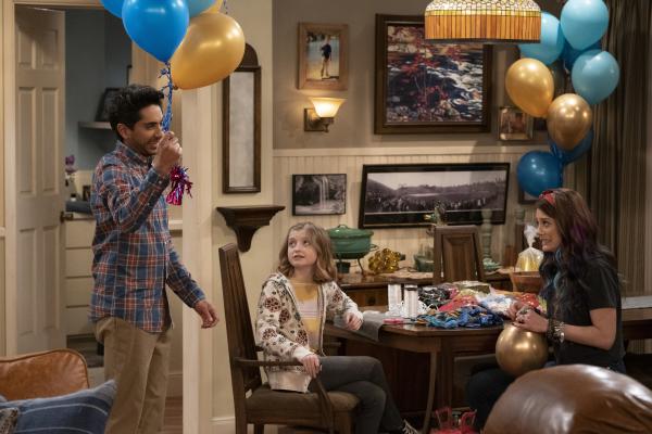 Bild 1 von 16: (v.l.n.r.) Al (Adhir Kalyan); Hazel (Farrah Mackenzie); Lizzie (Elizabeth Alderfer)