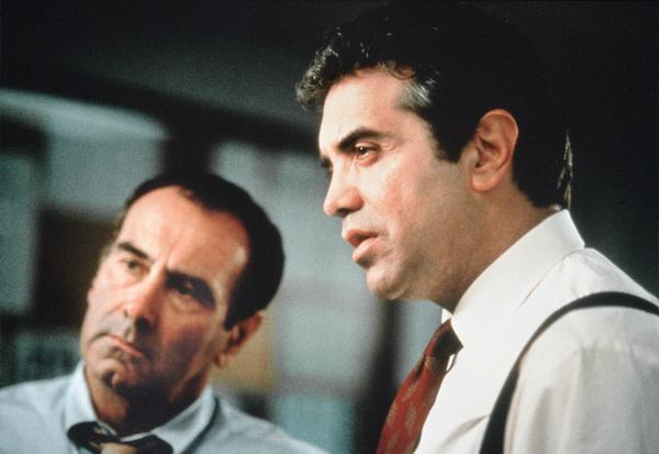 Bild 1 von 1: Der erfahrene Special Agent David Kujan (Chazz Palminteri, re.) und Sergeant Rabin (Dan Hedaya) verhören einen Kleinkriminellen, doch dabei machen sie eine unheimliche Entdeckung.