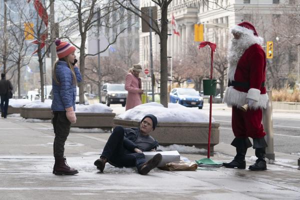 Bild 1 von 9: (v.l.n.r.) Annie Doyle (Sophie Reid-Gantzert); Jake Doyle (Neil Patrick Harris); Santa Claus (James McDougall)