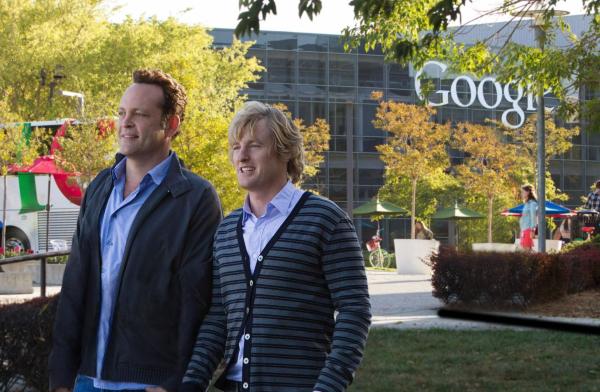 Bild 1 von 12: Einst verkauften Billy McMahon (Vince Vaughn, l.) und Nick Campbell (Owen Wilson, r.) teure Armbanduhren, doch dann macht ihr Boss den Laden dicht. Was sollen sie nun tun? Da bewerben sie sich auf ein Praktikum beim Internetgiganten Google ...