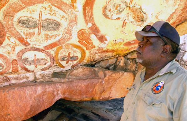 Bild 1 von 4: Stammesältester Jeremy vom Volk der Wunambal Gaambera vor Felsmalereien seiner Vorfahren.