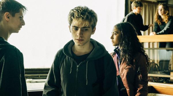 Bild 1 von 13: Dustin (Philip Kapell, li.) versucht mit Corvin (Florian Geißelmann) zu reden. Doch er lässt ihn und Nola (Samirah Breuer, re.) stehen.