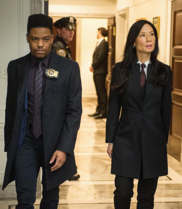 Bild 1 von 13: (v.l.n.r.) Detective Marcus Bell (Jon Michael Hill); Dr. Watson (Lucy Liu)