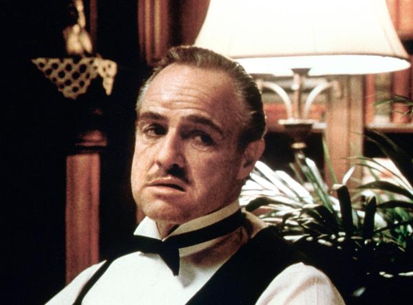 Bild 1 von 8: Don Vito Corleone (Marlon Brando) macht seinen Gegnern das Angebot, das diese nicht ablehnen können.