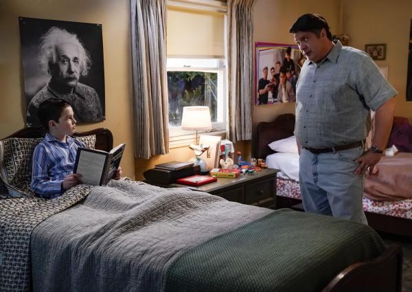 Bild 1 von 14: Sheldon Cooper (Iain Armitage, l.); George Cooper sen. (Lance Barber, r.)