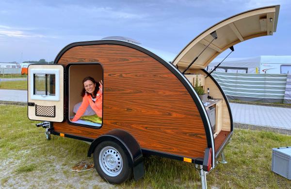 Bild 1 von 2: Mit ihrer Knutschkugel findet Anne Willmes immer ein freies Plätzchen für die Nacht - mal am Ufer eines Sees, mal in der ersten Reihe auf einem Campingplatz am Meer.