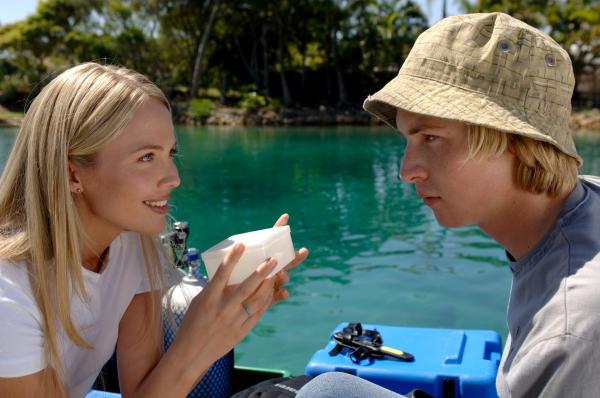 Bild 1 von 2: Dr. Denman (Lara Cox, l.) stellt Lewis (Angus McLaren) zur Rede.