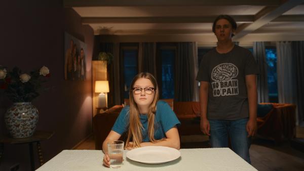 Bild 1 von 5: Floor (Bobbi Mulder) und Kees (Ole Kroes) am Esstisch, während sie darüber diskutieren, ob Kees einen Motorroller bekommt.