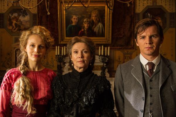 Bild 1 von 28: Im Bild: Petra Schmidt-Schaller (Isolde Wagner), Iris Berben (Cosima Wagner), Felix Klare (Franz Beidler).