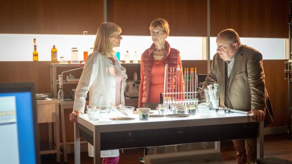Bild 1 von 7: Kommissar Reuter (Udo Kroschwald, r.) weiß dank seinen Kolleginnen Roswitha Prinzler (Silke Matthias, l.) und Helene Sturbeck (Katharina Blaschke, M.) nun, dass der Tote an einer, mit einem Weichmacher vergifteten, Hochzeitspraline gestorben ist. Besonders pikant: Gleich mehrere Hochzeitsgäste haben zu solch einem Gift Zugang gehabt.