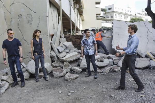 Bild 1 von 27: Erdbeben auf Hawaii: Als MacGyver (Lucas Till, r) und Jack (George Eads, l) bei der Bergung von Wissenschaftlern aus einem einsturzgefährdeten Gebäude helfen wollen, lernen sie Kono (Grace Park), 2.v.l.) und Chin (Daniel Dae Kim, 2.v.r.) von Hawaii-Five-0 kennen. Doch wie sich herausstellt, befinden sich in dem Gebäude nicht nur die Forscher, sondern auch ein Killerkommando ...