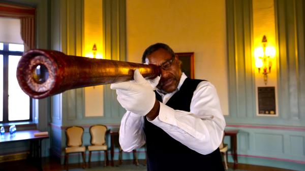 Bild 1 von 6: Derrick Pitts, Presenter der Dokumentation, mit einem Galileo-Fernrohr.