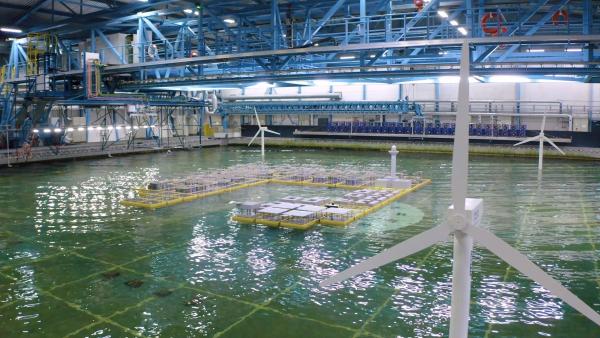 Bild 1 von 4: Im niederländischen Institut Marin simulieren Forscher, wie eine schwimmende Stadt hohen Wellen standhält.