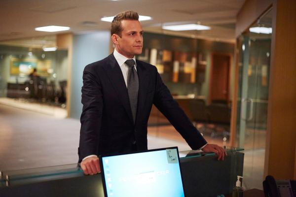 Bild 1 von 4: In der Kanzlei Pearson Specter Litt gab es gravierende Änderungen, die Harvey (Gabriel Macht) belasten. Seine frühere Sekretärin und Vertraute Donna arbeitet nun für seinen Rivalen Louis.