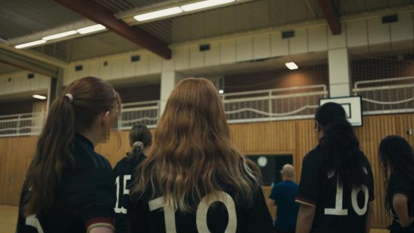 Bild 1 von 9: Mindestens dreimal die Woche haben die Inhaftierten in der JVA Zweibrücken die Chance, Sport zu machen. Besonders beliebt bei den jungen Frauen ist Hallen-Fußball.