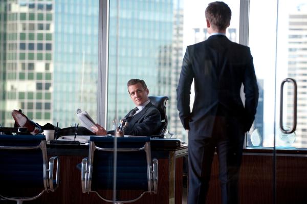Bild 1 von 4: Harvey Specter (Gabriel Macht, l.) gilt als einer der besten Anwälte New Yorks - selbstbewusst, erfolgreich und skrupellos. Doch sein neu eingestellter Assistent Mike Ross (Patrick J. Adams, r.) bringt das geordnete Machtgefüge der Kanzlei gehörig durcheinander.
