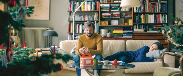 Bild 1 von 9: im Bild: Philipp Hochmair (Artur), Larissa Fuchs (Rita).