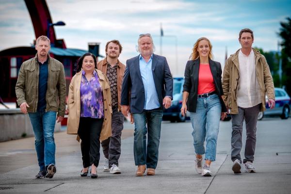 Bild 1 von 21: Im Bild (v.li.): Martin Gruber (Max Herzog), Maria Happel (Franziska Beck), Max Fischnaller (Julius Rubatsch), Gregor Seberg (Helmuth Nowak), Lilian Klebow (Penny Lanz), Andreas Kiendl (Klaus Lechner),