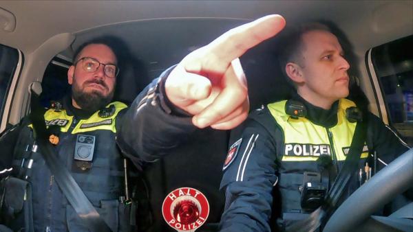 Bild 1 von 7: In Hannover haben Sebastian Soja (li.) und Pascal Schmidt Nachtschicht