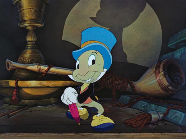 Bild 1 von 13: Da sich der herzensgute Holzschnitzer Gepetto nichts sehnlicher wünscht als einen Sohn, verwandelt die blaue Fee seine Marionette Pinocchio in eine lebende Puppe. Diese möchte unbedingt so sein wie alle anderen Kinder: ein richtiger Junge. Wenn Pinocchio aufrichtig, tapfer und selbstlos ist, soll dieser Wunsch in Erfüllung gehen - das hat ihm die blaue Fee versprochen. Aber das wird ihm nicht leicht gemacht! Auf dem Weg zur Schule lauern Pinocchio der gemeine Kater und der schlaue Fuchs auf, die ihn an das Marionetten-Theater Stromboli verkaufen. Anfangs bereiten ihm die Auftritte großen Spaß - bis der böse Puppenspieler Stromboli die Holzfigur in einen Käfig sperrt. Werden Gepetto und sein Ziehsohn am Ende wieder zusammenkommen? Nur so kann Pinocchio ein richtiger Junge werden.