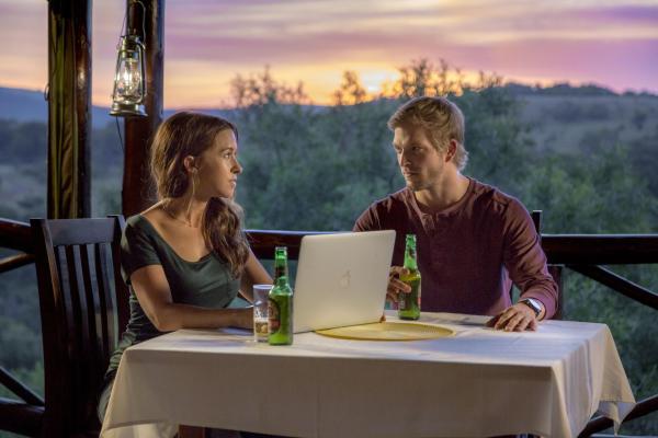 Bild 1 von 7: Kira Slater (Lacey Chabert, l.); Tom Anderson (John Cor, r.)