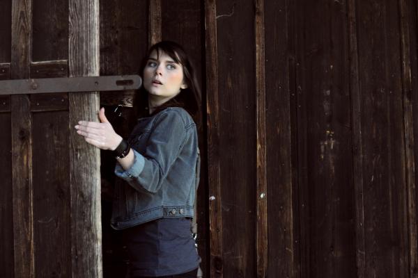 Bild 1 von 11: Nina (Andrea Schmitt) sucht bei der Waldhütte nach einem Versteck.