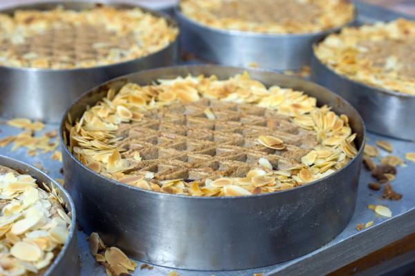 Bild 1 von 8: Linzertorten am Backblech.