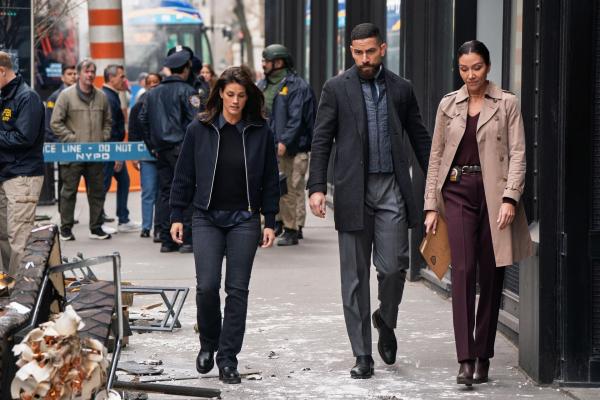 Bild 1 von 6: (v.l.n.r.) FBI SA Maggie Bell (Missy Peregrym); FBI SA Omar Adom 'OA' Zidan (Zeeko Zaki); FBI SA Dani Rhodes (Emily Alabi Emily Alabi)
