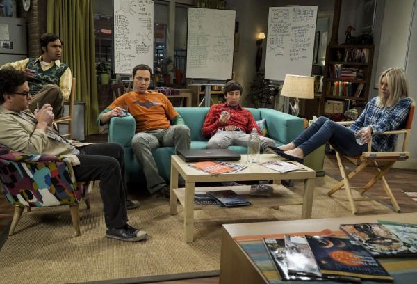 Bild 1 von 17: Verfallen alle in eine depressive Stimmung, in der nur noch Richard Feynman helfen kann: Leonard (Johnny Galecki, l.), Raj (Kunal Nayyar, 2.v.l.), Sheldon (Jim Parsons, M.), Howard (Simon Helberg, 2.v.r.) und Penny (Kaley Cuoco, r.) ...