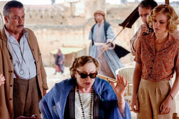 Bild 1 von 9: Im Bild (v.li.): Tim Curry (Lord Boynton), Cheryl Campbell (Lady Boynton), John Hannah (Dr. Gerard), Christina Cole (Sarah).