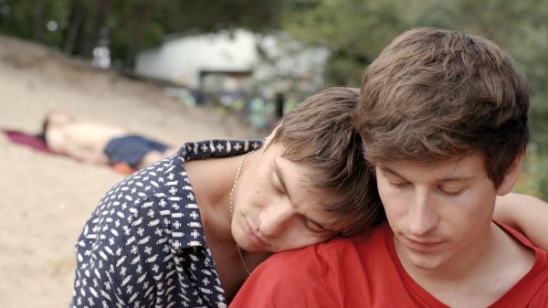 Bild 1 von 15: Moritz (Lorenz Hochhuth, rechts) und Jonas (Gustav Schmidt) sitzen entspannt am Seeufer.