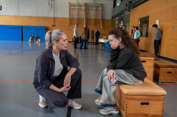 Bild 1 von 3: Als der Rektor des Stuttgarter Luisengymnasiums getötet im Schulgebäude aufgefunden wird, geraten sowohl die 16-jährige Schülerin Leonie Kostic (Evelin Schwarz, r.) als auch die engagierte Vertrauenslehrerin Paula Meinecke (Hayal Kaya, l.) unter dringenden Tatverdacht.