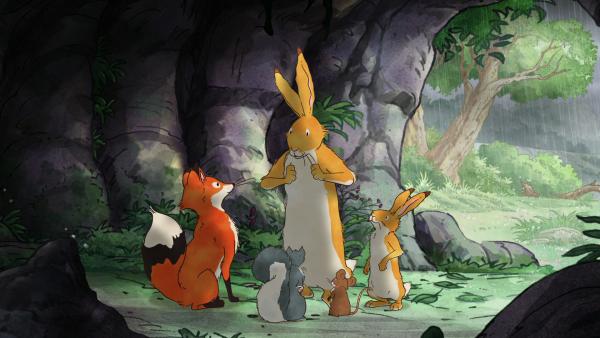 Bild 1 von 1: Der große und der kleine braune Hase suchen zusammen mit der kleinen Feldmaus, dem Grauhörnchen und dem Fuchs Schutz vor dem Gewitter.